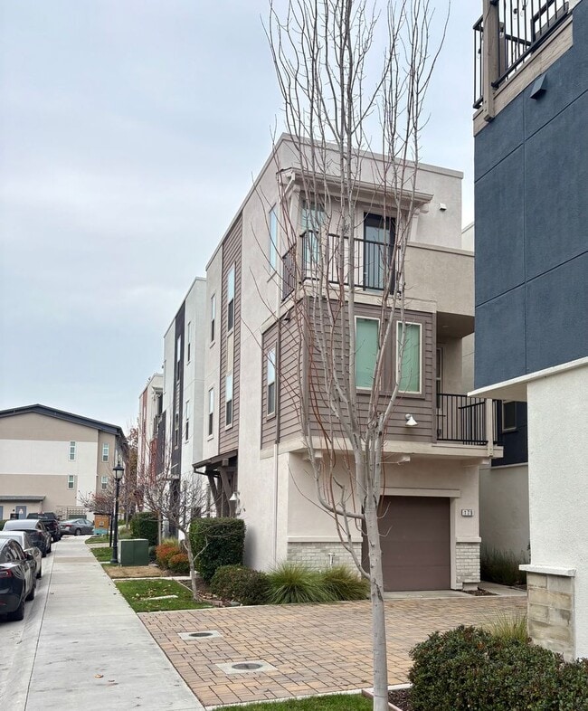 Building Photo - Vibrant 3 story 2bed/2.5bath home at the Mill at Broadway