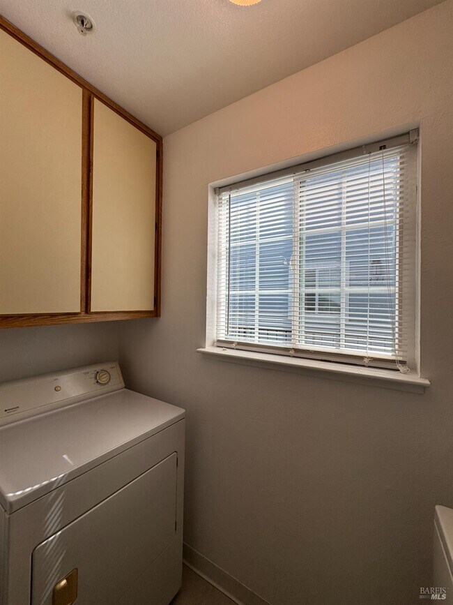 Building Photo - 375 Lighthouse Dr