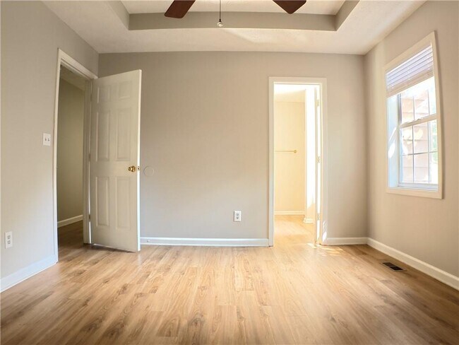 Building Photo - 2575 Overlake Dr