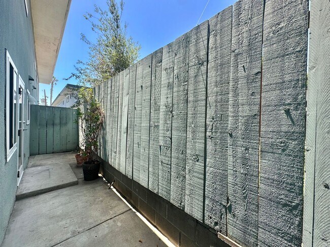 Building Photo - Beautifully Renovated Multi-Level Living C...