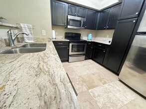 Building Photo - Barrington Park Condos!-  Beautifully update 3/2 on Ground Floor!