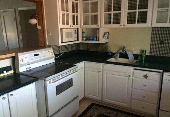 Building Photo - REDUCED TO LESS THAN $750 PER ROOMATE - CL...