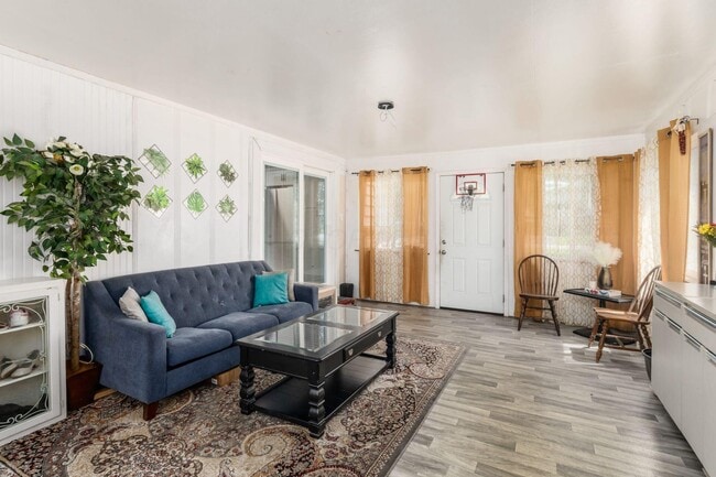 Building Photo - 711 Country Club Rd