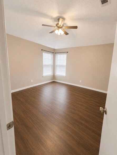 Building Photo - 16405 Lone Wolf Dr