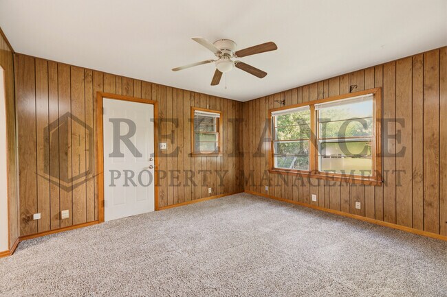 Building Photo - 1620 E Selma St