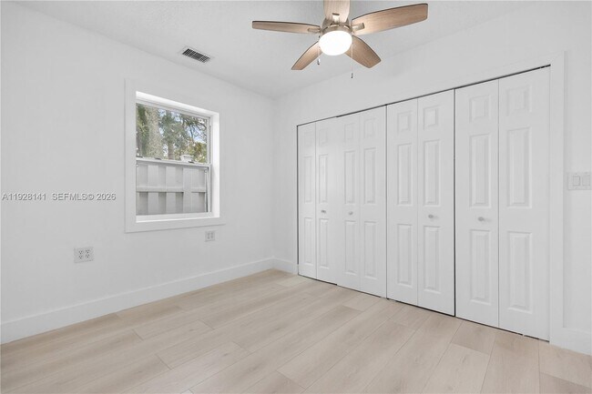 Building Photo - 880 Oriole Ave