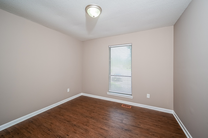 Building Photo - 1800 Lyle Dr