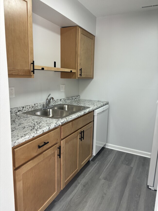 Building Photo - 1315 Oakland Rd NE