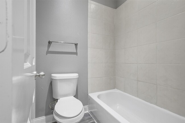 Building Photo - 9003 Bayview Cove Dr