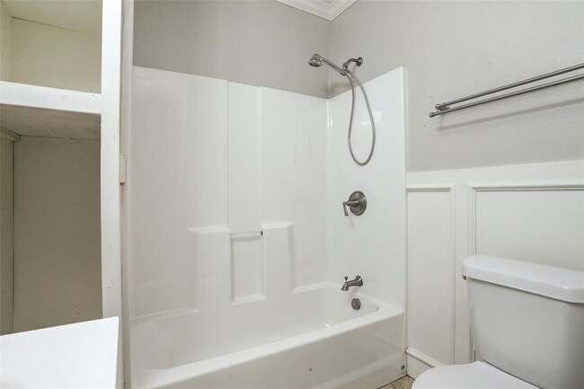 Building Photo - 523 E Mulberry St