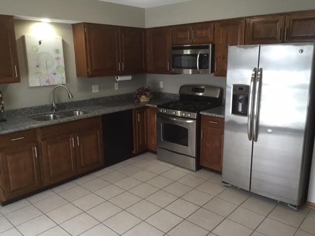 Building Photo - 4 Bedroom 3 Bath home available in Rockford