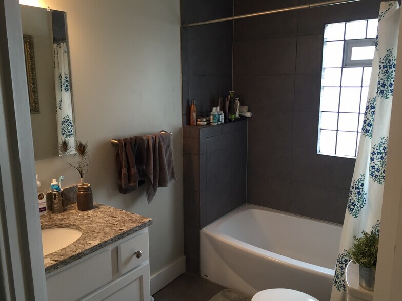 Building Photo - 1919 Plainfield Ave NE