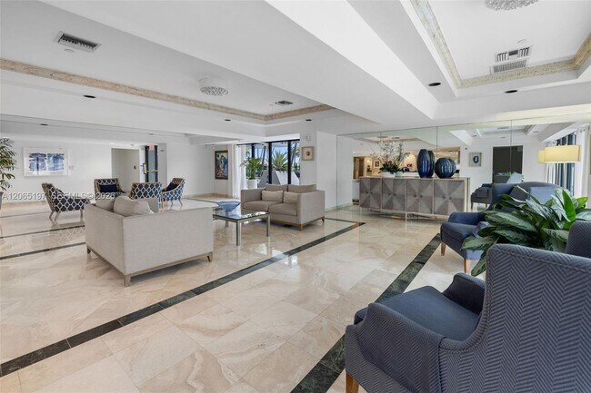 Building Photo - 2625 Collins Ave