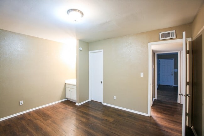 Building Photo - 9406 Grannis St