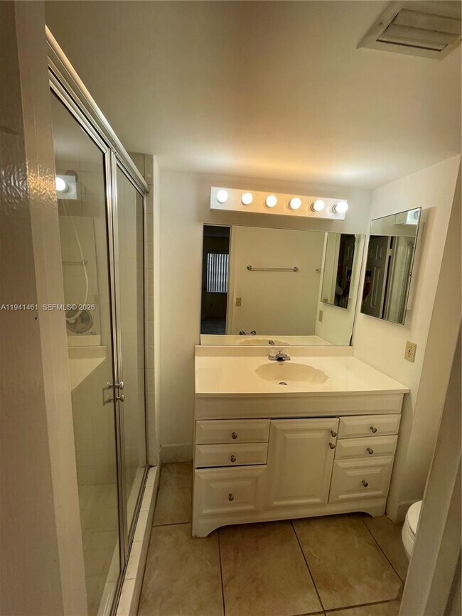 Building Photo - 426 NE 210th Cir Terrace