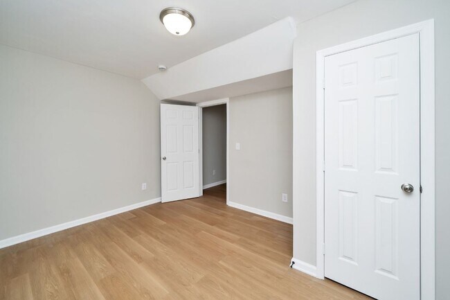 Building Photo - 429 Surrey Cir
