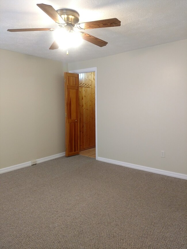 Building Photo - Beautiful Townhouse in Quail Run Community