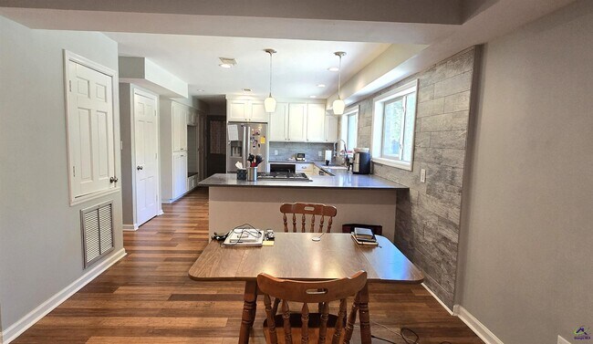 Building Photo - 201 Quail Run Dr