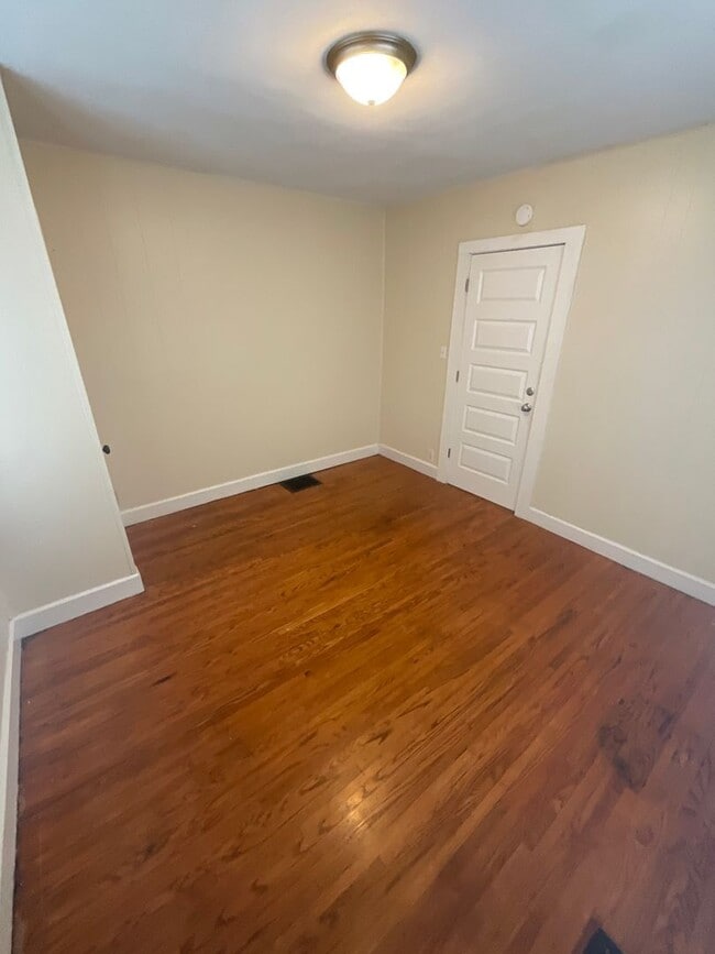 Building Photo - ***AVAILABLE AUGUST 2027*** 5 Bed 2 Bath house. Close to business school. Excellent Location!