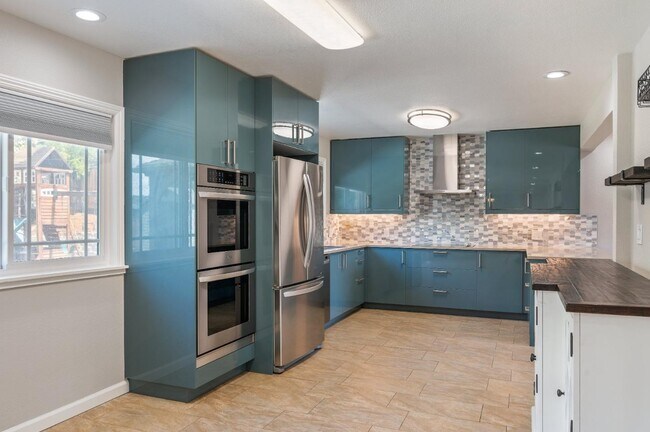 Building Photo - 3661 Slopeview Dr