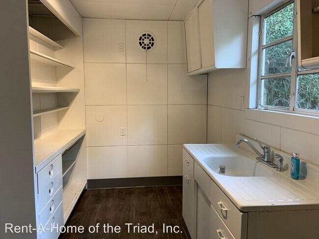 Building Photo - 2 br, 1 bath House - 2103 Dellwood Drive