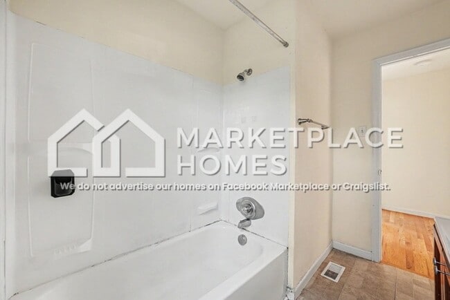 Building Photo - 3610 Oneida St