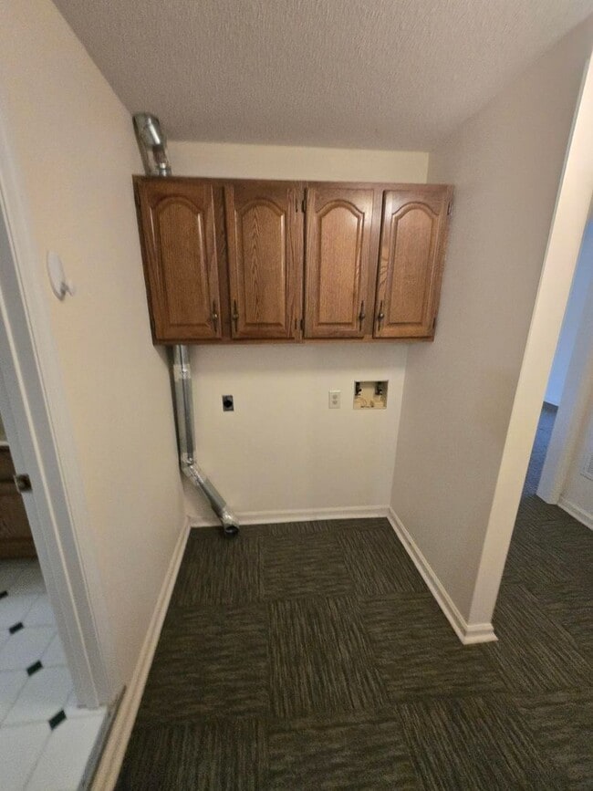 Building Photo - **Charming 3-Bed, 2-Bath Duplex Apartment with Spacious Garage and Large Back Porch**