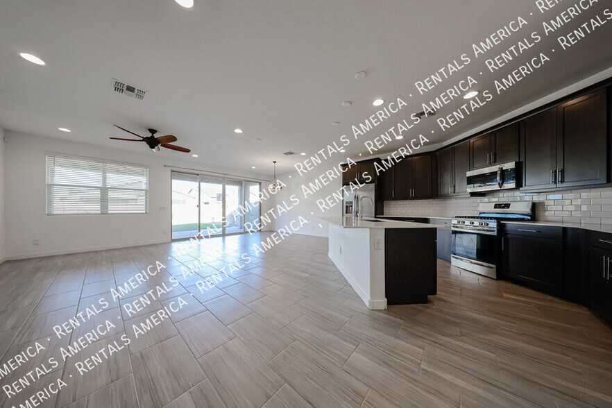 Building Photo - 2256 E Ridgewood Ln