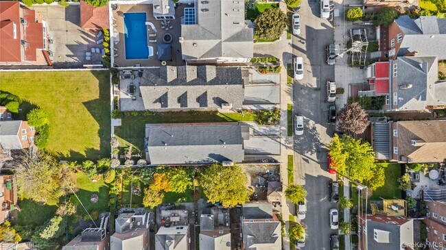 Building Photo - 2063 Narragansett Ave