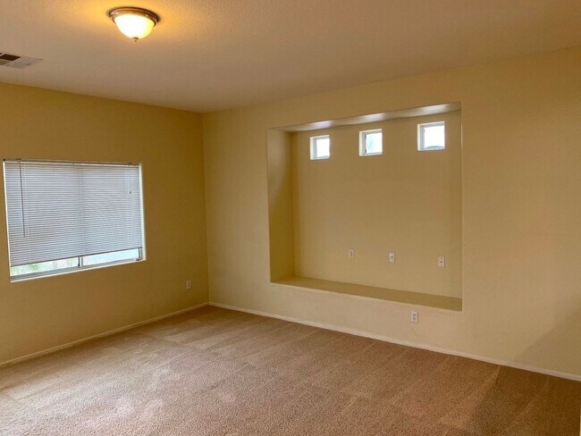 Building Photo - Beautiful & spacious home on an oversized ...