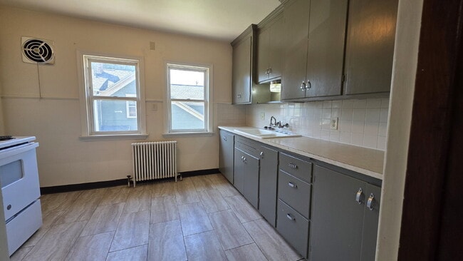 Building Photo - Cozy 2 Bed, 1 Bath Apartment in Appleton, ...