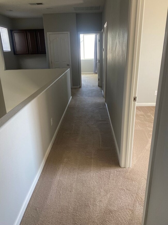 Building Photo - 5 bedroom 3 bathroom in Hanford!