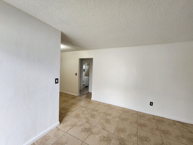 Building Photo - One bedroom apartment near Gulfstream