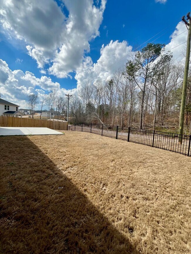 Building Photo - 3 BR, 2 BA with Fenced Yard and Fantastic Amenities!