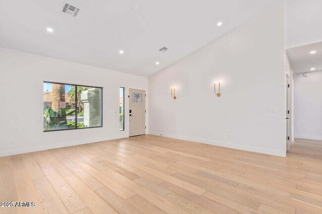 Building Photo - 5715 E Campo Bello Dr