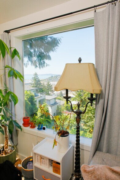 Building Photo - 2219 11th Ave W