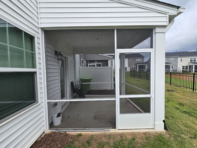 Building Photo - Modern townhome with high-end finishes throughout, minutes to 540 and walkable to great shopping.
