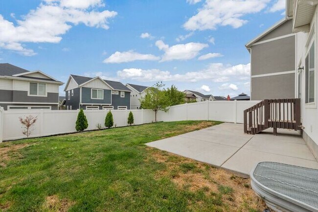 Building Photo - Like New Chic, Modern Spotless w 2 car attached