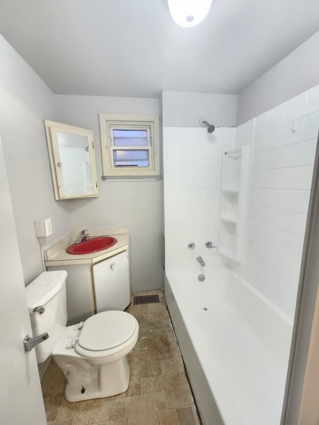 Building Photo - 778 W Main St