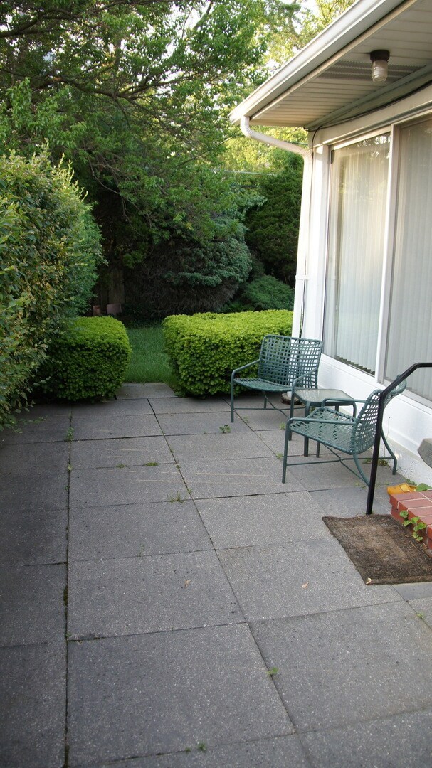 Building Photo - 460 Highcrest Dr