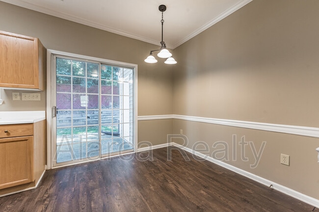 Building Photo - 1285 E Woodlawn Rd