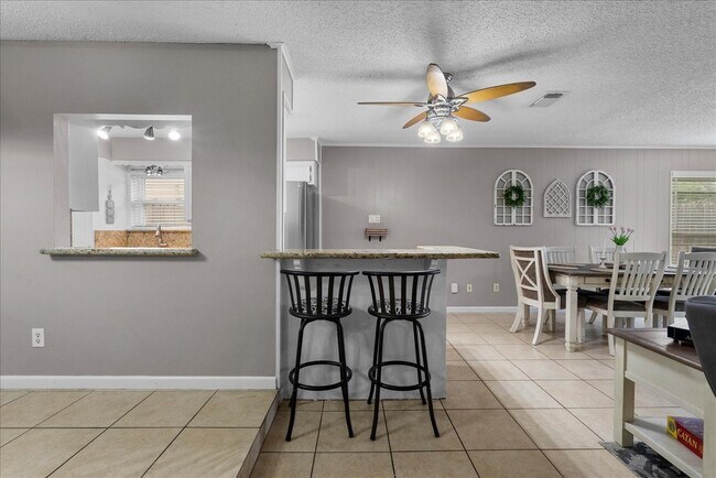 Building Photo - 883 Silverpines Rd