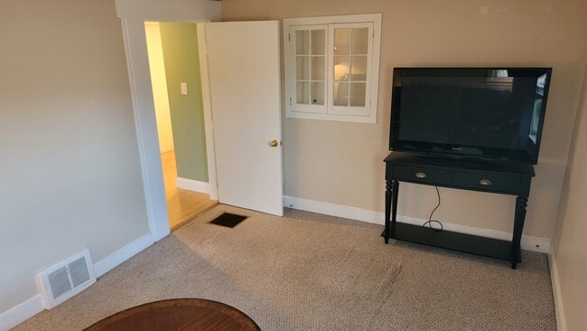 Building Photo - 115 Paul Manafort Dr