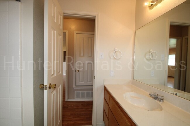 Building Photo - Bright, Open, and Ready to Welcome You Home
