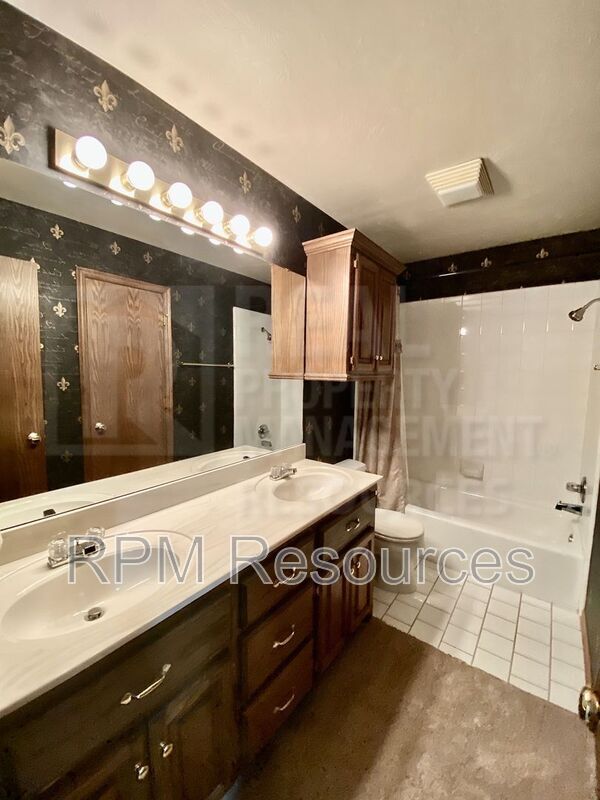 Building Photo - 216 Castle Rock Rd