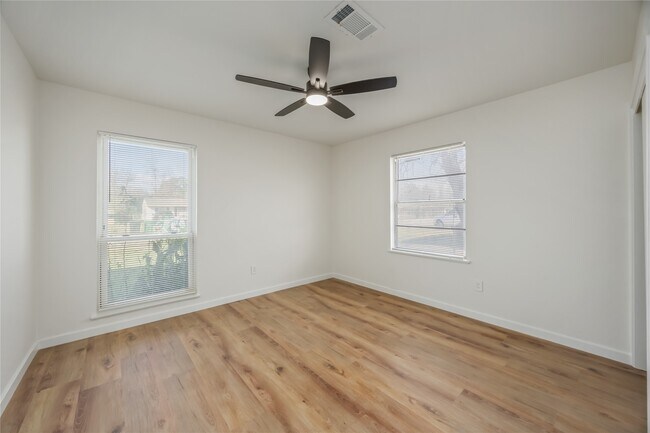 Building Photo - 5942 Ridgeway Dr