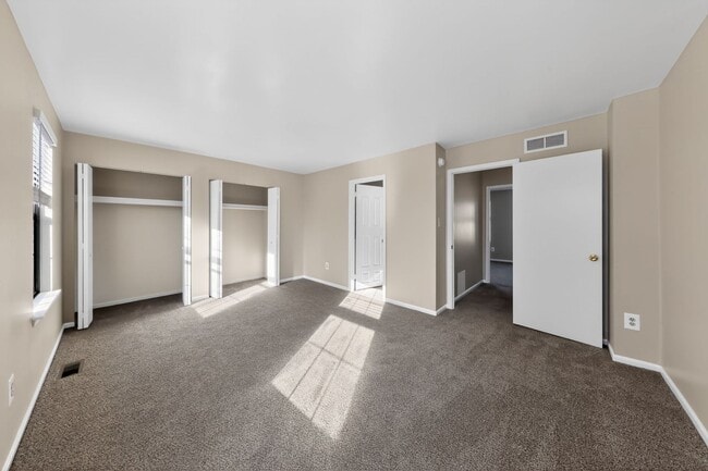 Building Photo - Newly Refinished 2 Bedroom Townhome