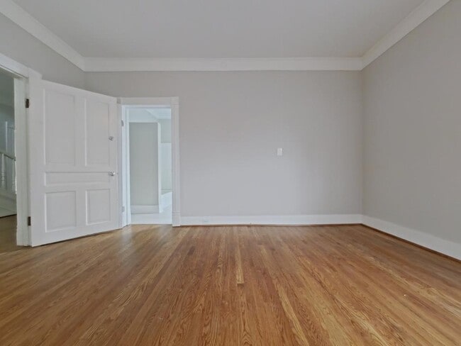 Building Photo - 304 Oakwood St