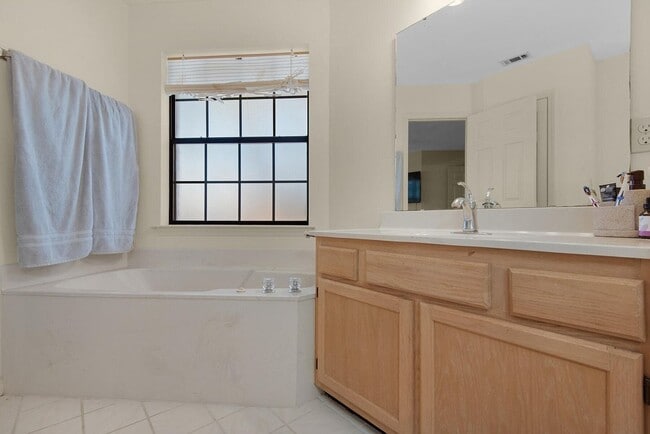 Building Photo - 407 Parkwood Pl