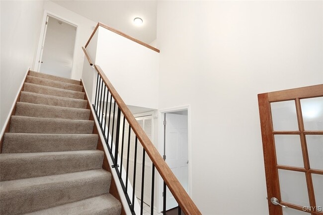 Building Photo - 442 Summerhaven Dr N